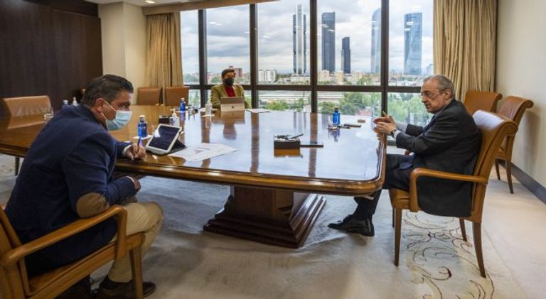 فلورنتينو بيريز رئيس ريال مدريد وخوان لابورتا رئيس برشلونة