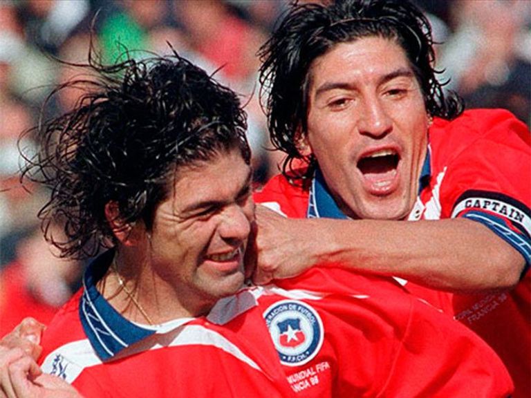 زامورانو وسالاس نجما منتخب تشيلي السابقان زامورانو وسالاس نجما منتخب تشيلي السابقان