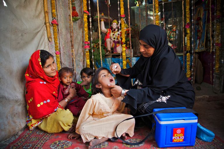 في الأعوام الثلاثين الماضية فقط انخفضت وفيَات الأطفال بما يزيد على 50٪ ويرجع ذلك إلى حد كبير إلى اللقاحات أسبوع التمنيع العالمي 2021 يأتي في خضم جائحة كورونا