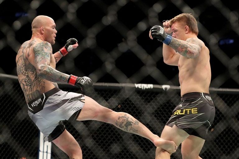 من نزالات UFC 261