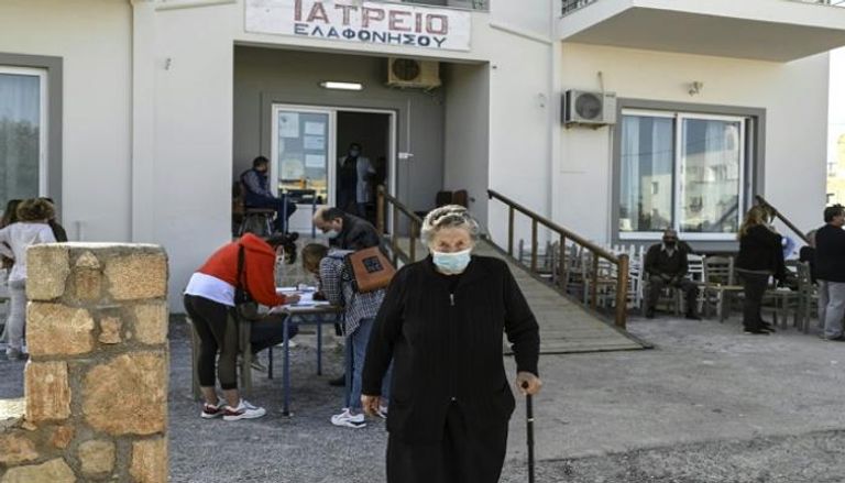مستوصف لتطعيم أهالي اليونان بلقاح كورونا