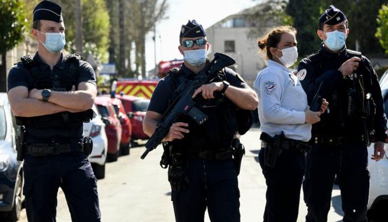 مسؤولون في الشرطة الفرنسية قرب المركز المستهدف