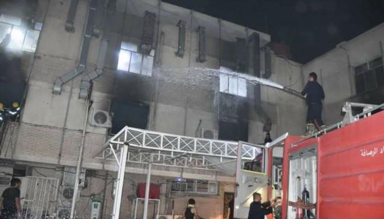 فرق الدفاع المدني تخمد حريقا بمستشفى لمرضى كورونا ببغداد