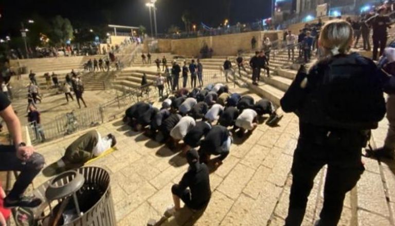  الفلسطينيون خلال صلاة التراويح في باب العامود بالقدس 