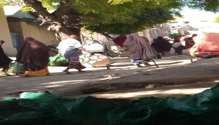 عائلات صومالية تفر من مقديشو جراء اشتباكات