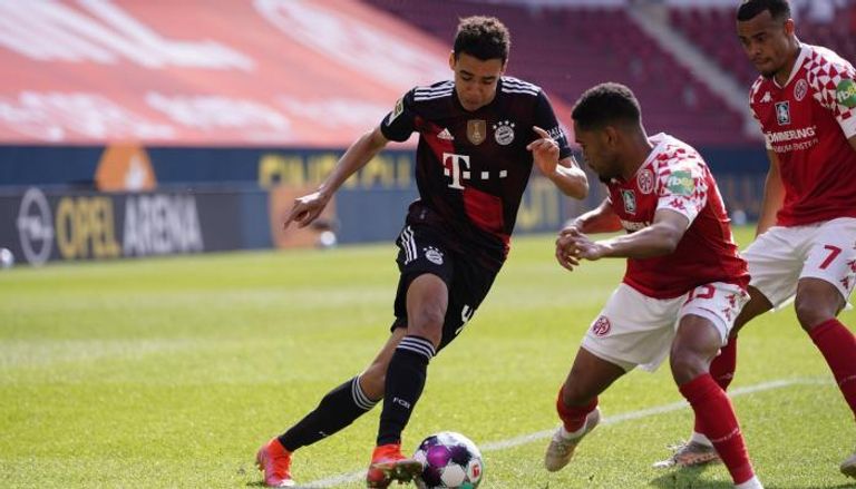 بايرن خسر 2-1 من ماينز كارل هاينز رومينيجه وهانز فليك