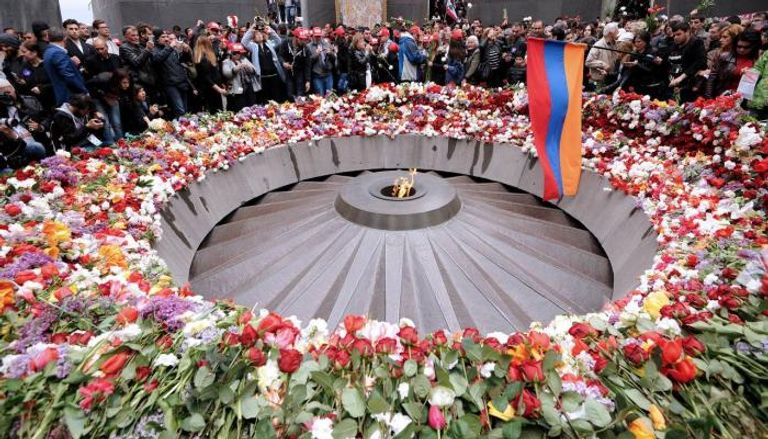 الزهور على نصب تذكاري في أرمينيا لضحايا مذابح الأرمن