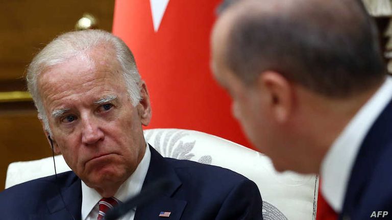 الرئيسان الأمريكي بايدن والتركي اردوغان الزهور على نصب تذكاري في أرمينيا لضحايا مذابح الأرمن