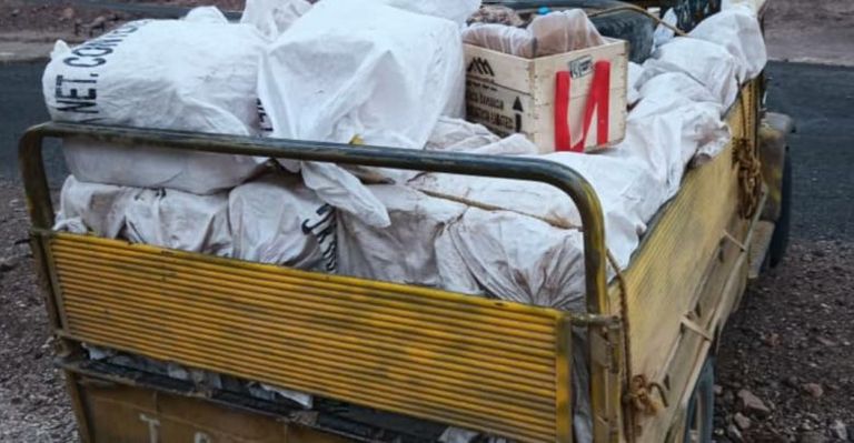 جانب من شحنة المتفجرات الحوثية التي تم ضبطها جانب من شحنة المتفجرات الحوثية التي تم ضبطها