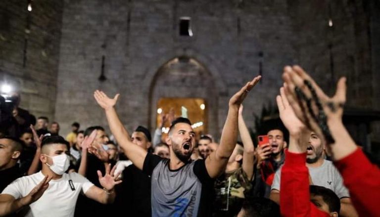 فرحة الشباب الفلسطيني بإزالة الحواجز