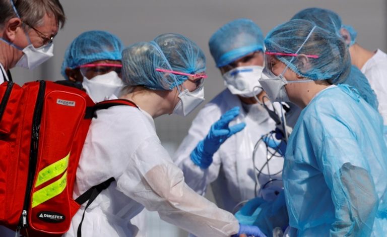 طاقم طبي يتابع حالة مريض بكورونا