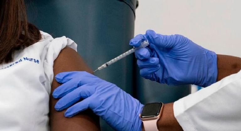 سيدة تتلقى تطعيم كورونا المستجد