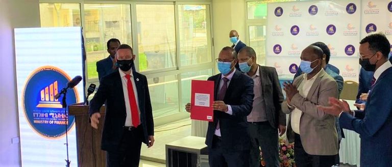 جانب من مراسم إغلاق استلام تقديم طلبات تشغيل المحمول