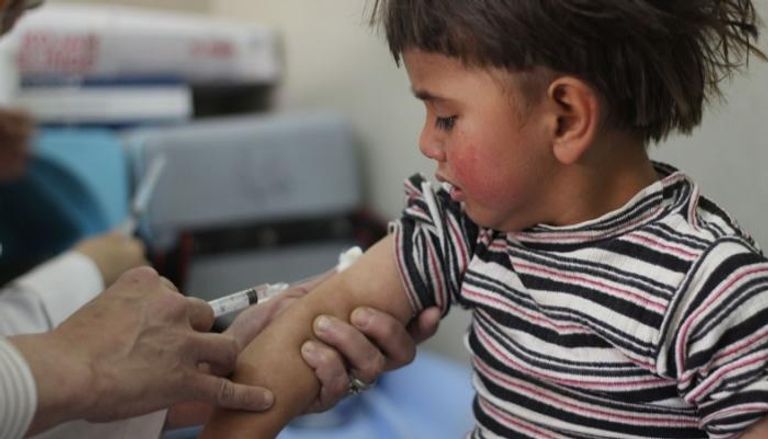 طفل يتلقى تطعيما (أرشيفية)