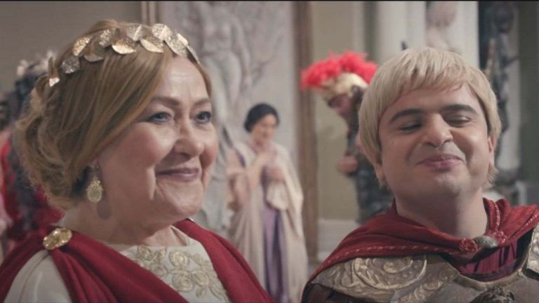 الفنانة بهية راشدي في مسلسل عاشور العاشر الفنانة الجزائرية القديرة بهية راشدي - أرشيفية