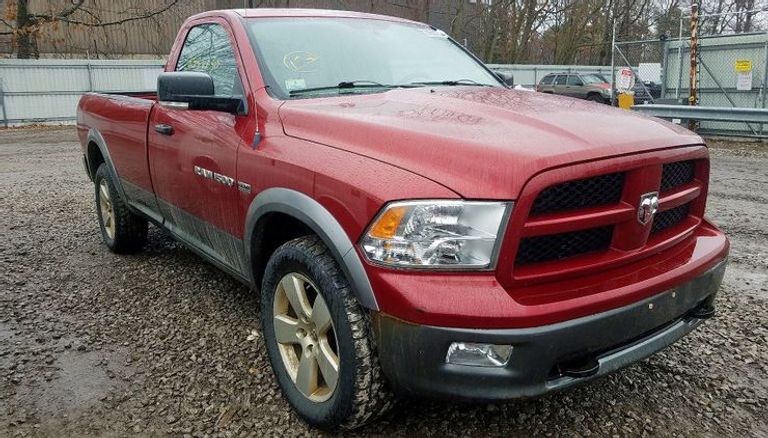 نسخة عام 2011 من شاحنة Ram 1500 نسخة عام 2015 شاحنة Ram 2500