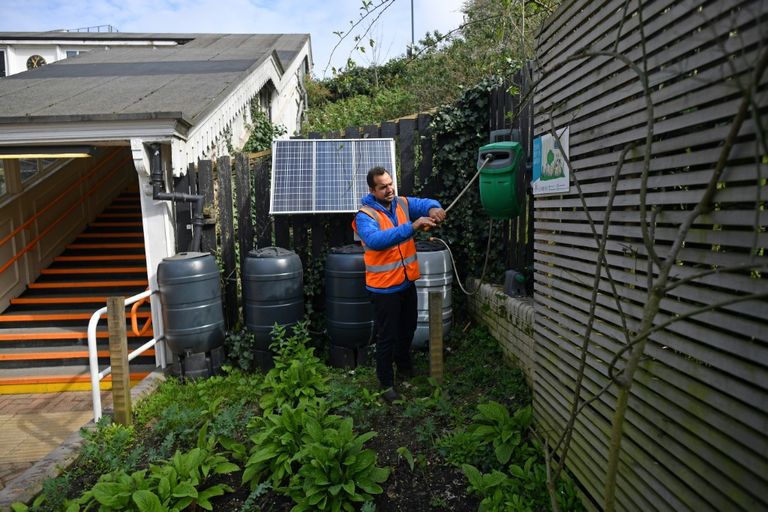 أجاممنون أوتيرو خلال اعتنائه بإحدى الحدائق على خط المترو أجاممنون أوتيرو خلال اعتنائه بإحدى الحدائق على خط المترو