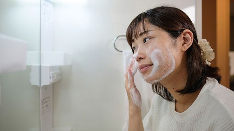 4 خطوات لتنظيف مثالي للبشرة باليدين