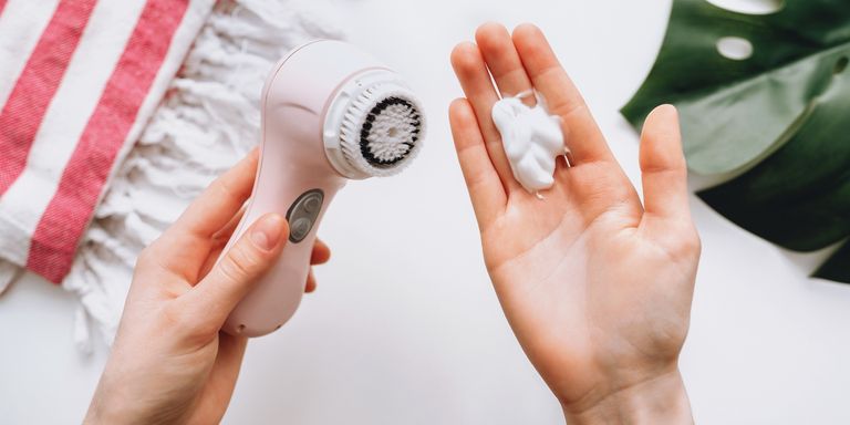 4 خطوات لتنظيف مثالي للبشرة باليدين