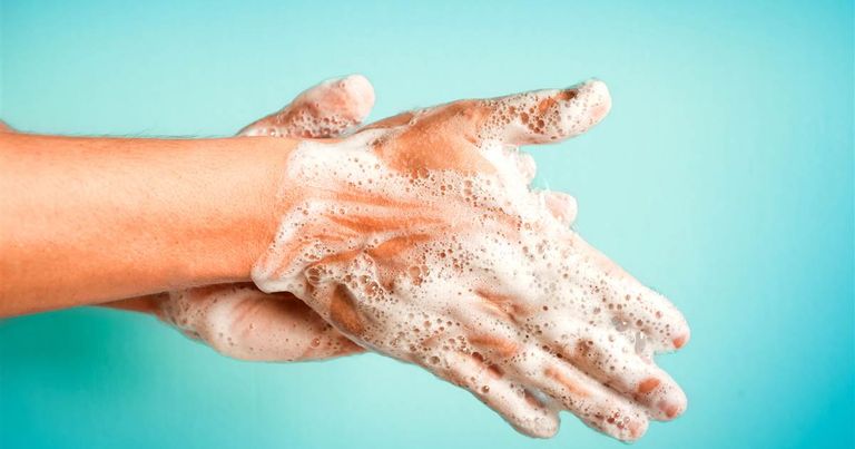 4 خطوات لتنظيف مثالي للبشرة باليدين
