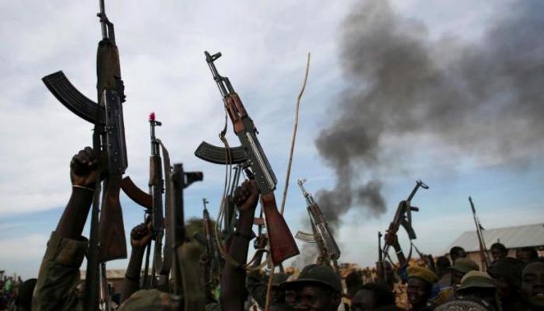 عناصر مسلحة ترفع أسلحتها فوق الأعناق بجنوب السودان