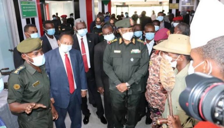 حمدوك خلال زيارته لمقر قيادة الجيش السوداني بحضور البرهان