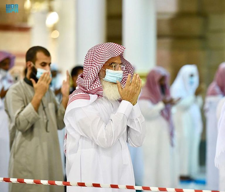 مصلون في المسجد النبوي