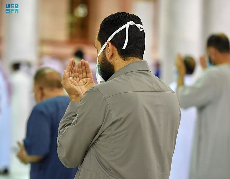مصلون في المسجد النبوي 