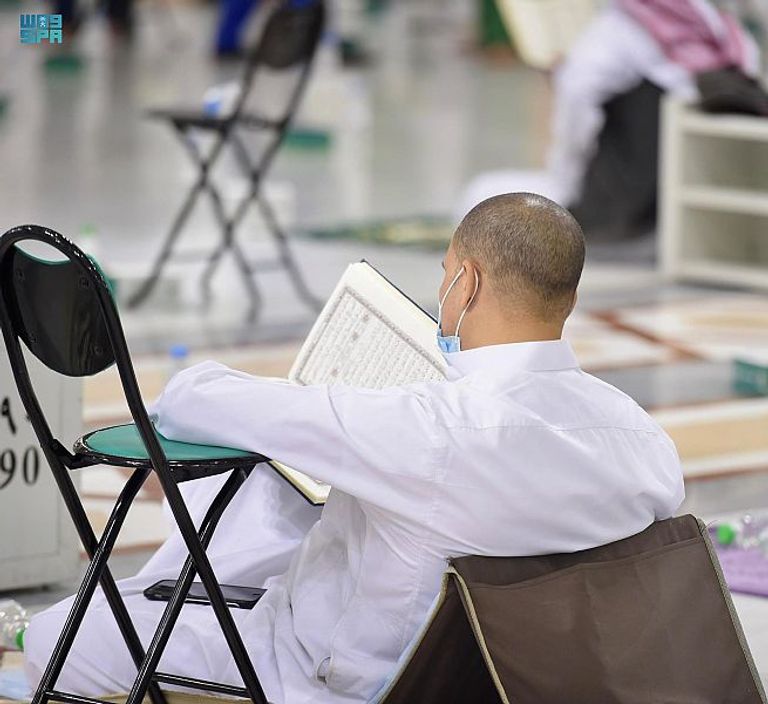 مصلون في المسجد النبوي