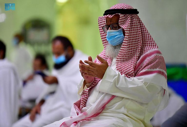 ضيوف الرحمن يؤدون الصلاة في الحرم المكي