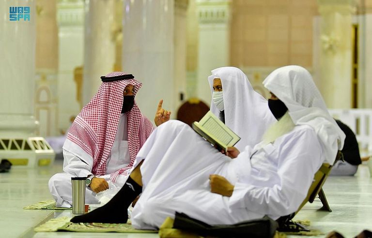 ضيوف الرحمن يؤدون الصلاة في الحرم المكي