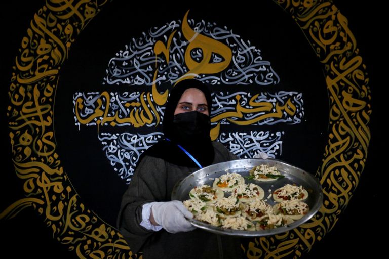 متطوعات بمركز همم يخبزن معجنات لفقراء غزة