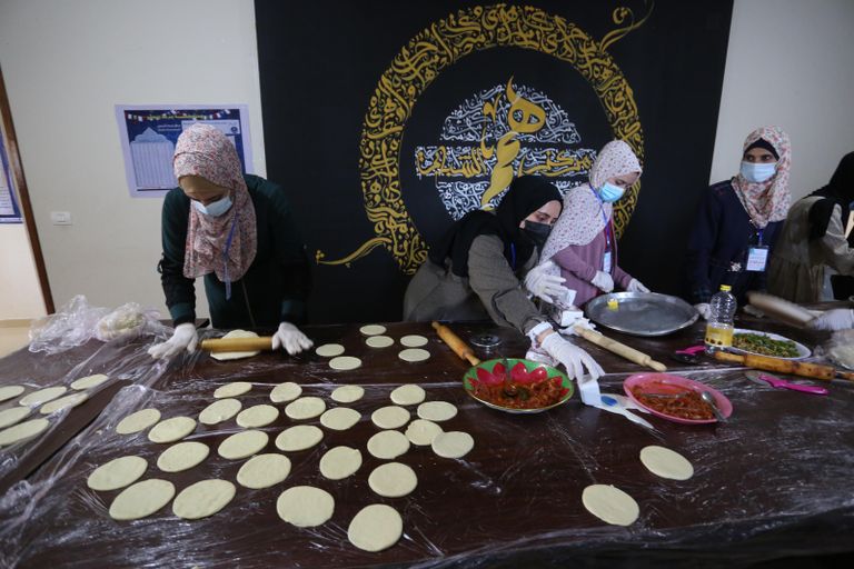 متطوعات بمركز همم يخبزن معجنات لفقراء غزة