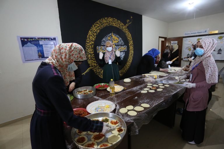 متطوعات بمركز همم يخبزن معجنات لفقراء غزة