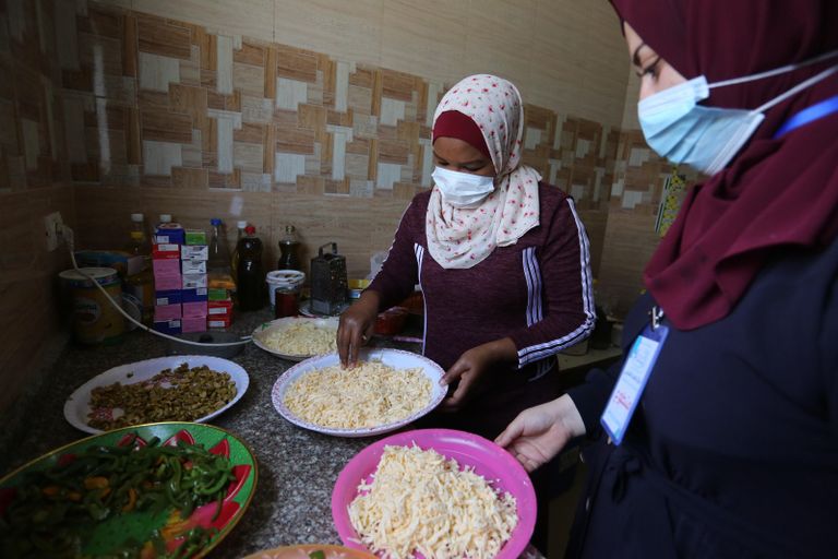 متطوعات بمركز همم يخبزن معجنات لفقراء غزة