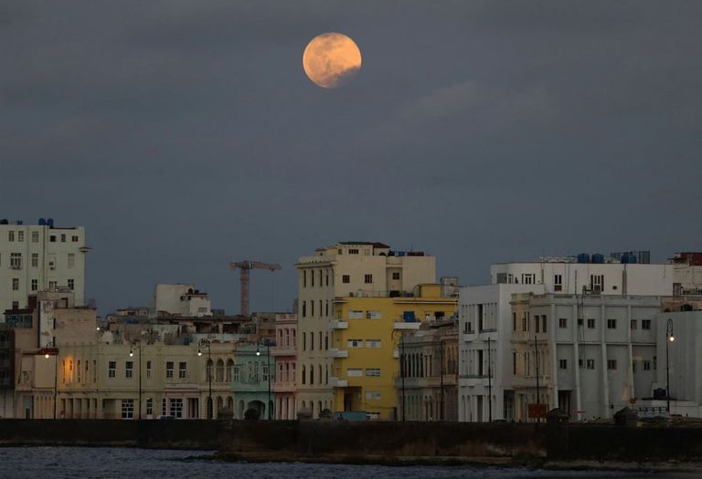 القمر العملاق فوق تمثال الحرية في نيويورك بالولايات المتحدة الأمريكية