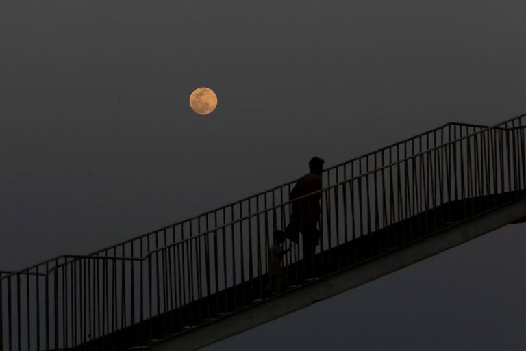 القمر العملاق فوق تمثال الحرية في نيويورك بالولايات المتحدة الأمريكية