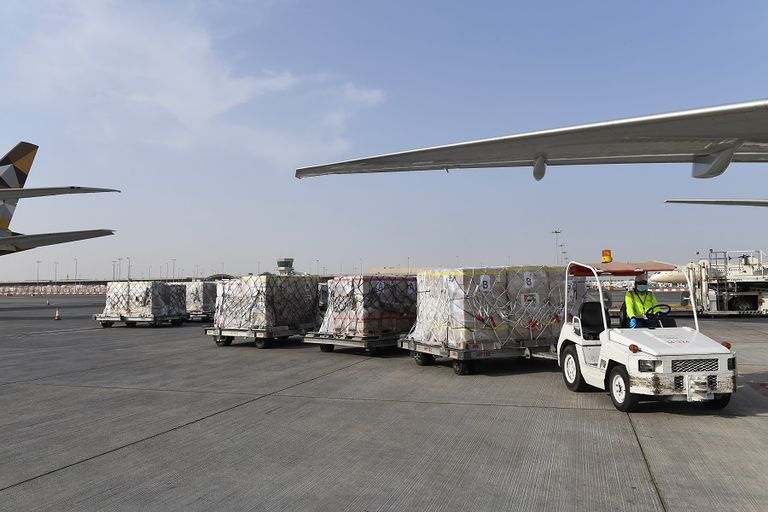 ‎الإمارات ترسل مساعدات غذائية إلى القمر المتحدة