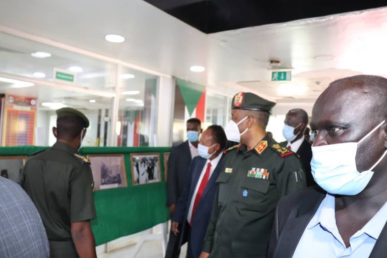 حـمدوك خلال زيارة مقر قـيادة الجيش السوداني حمدوك خلال زيارة مقر قيادة الجيش السوداني