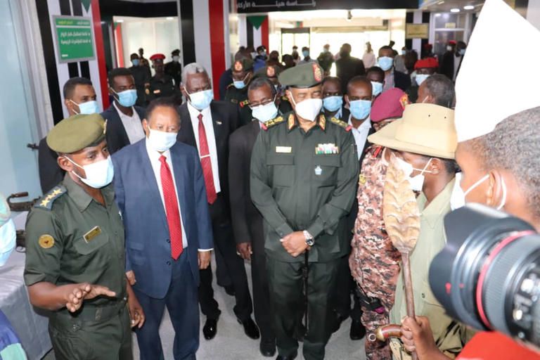 حمدوك خلال زيارة مقر قيادة الجيش السوداني