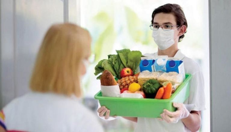 شخص يساعد مريضا بفيروس كورونا