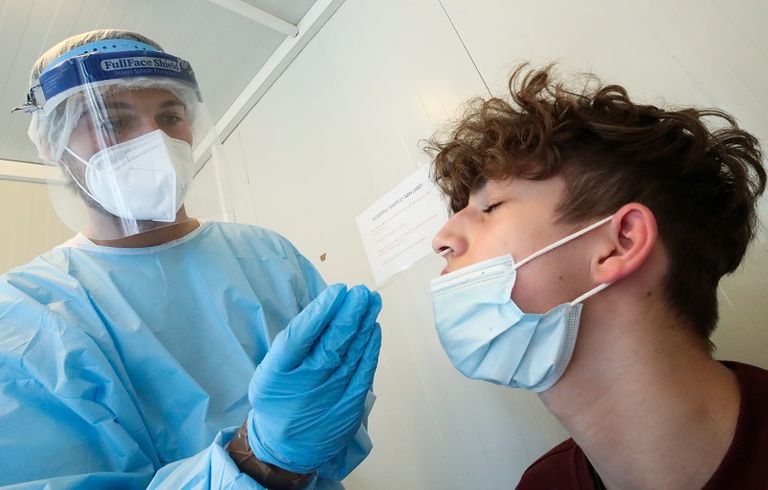 أشخاص ينتظرون تلقي لقاح كورونا في مركز تطعيم في مدينة مومباي الهندية