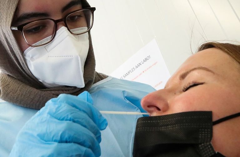 أشخاص ينتظرون تلقي لقاح كورونا في مركز تطعيم في مدينة مومباي الهندية