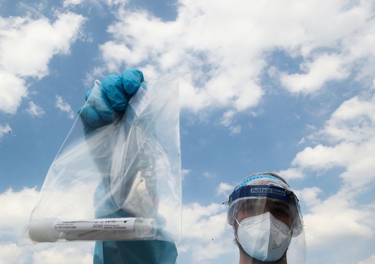 أشخاص ينتظرون تلقي لقاح كورونا في مركز تطعيم في مدينة مومباي الهندية