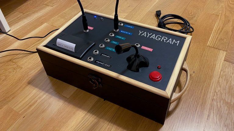 مانويل لوتشيو داللو مع جدته وجهاز Yayagram