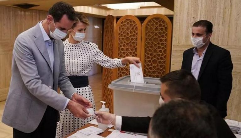 الرئيس السوري بشار الأسد يدلي بصوته في انتخابات سابقة