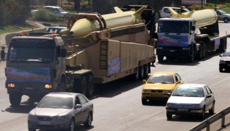 شاحنات عسكرية تنقل صواريخ إيرانية بعد عرض عسكري