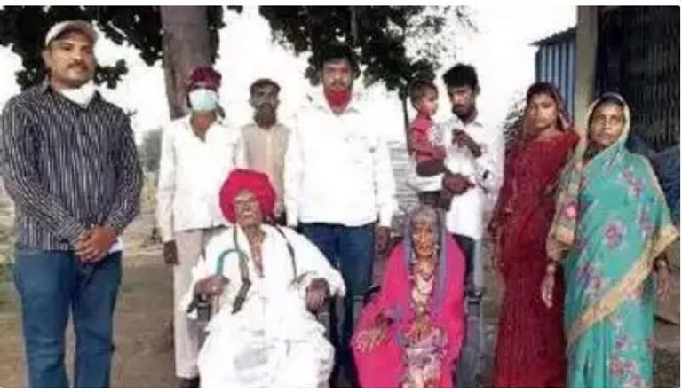 الهندي المتعافي من كورونا وزوجته وسط عائلتهما كورونا يواصل الانتشار في الهند