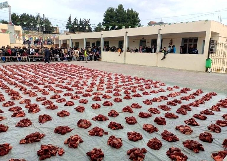 الوزيعة عادة التكافل الاجتماعي بتوزيع اللحوم في رمضان