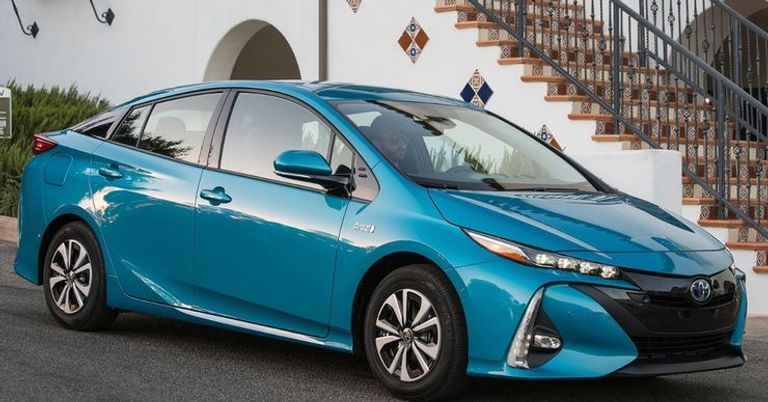 تويوتا بيريوس الهجين تشارليز ثيرون